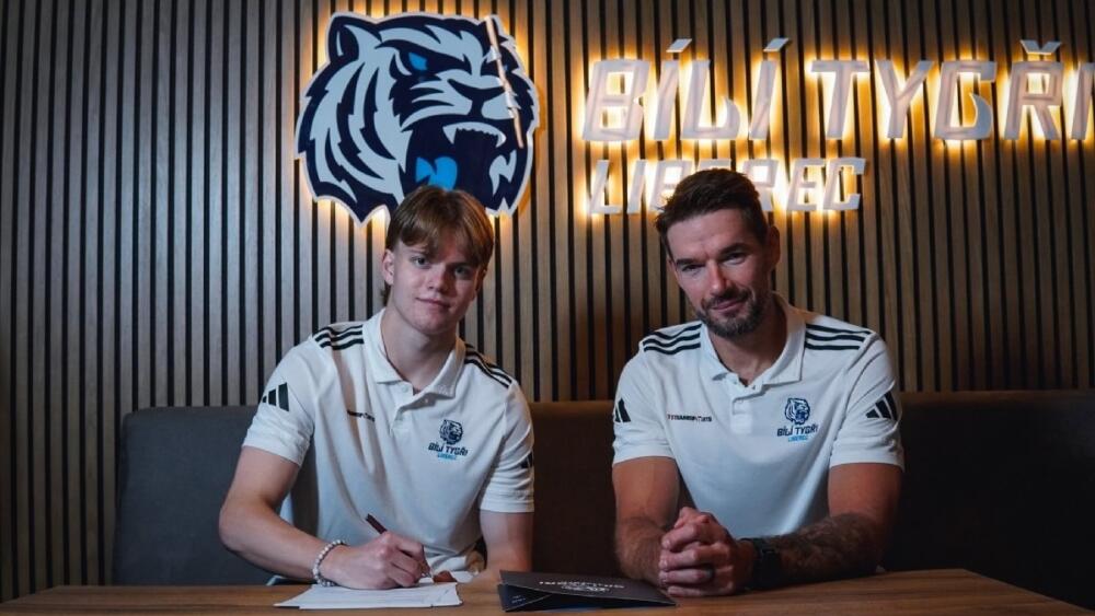 Adrien Bartovič při podpisu smlouvy, foto: www.hcbilitygri.cz
